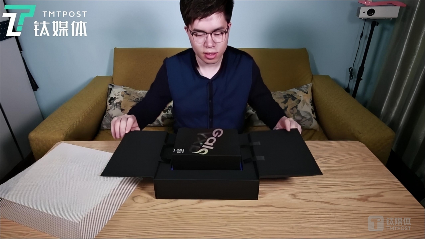 鈦媒體APP開箱第一代三星折疊屏