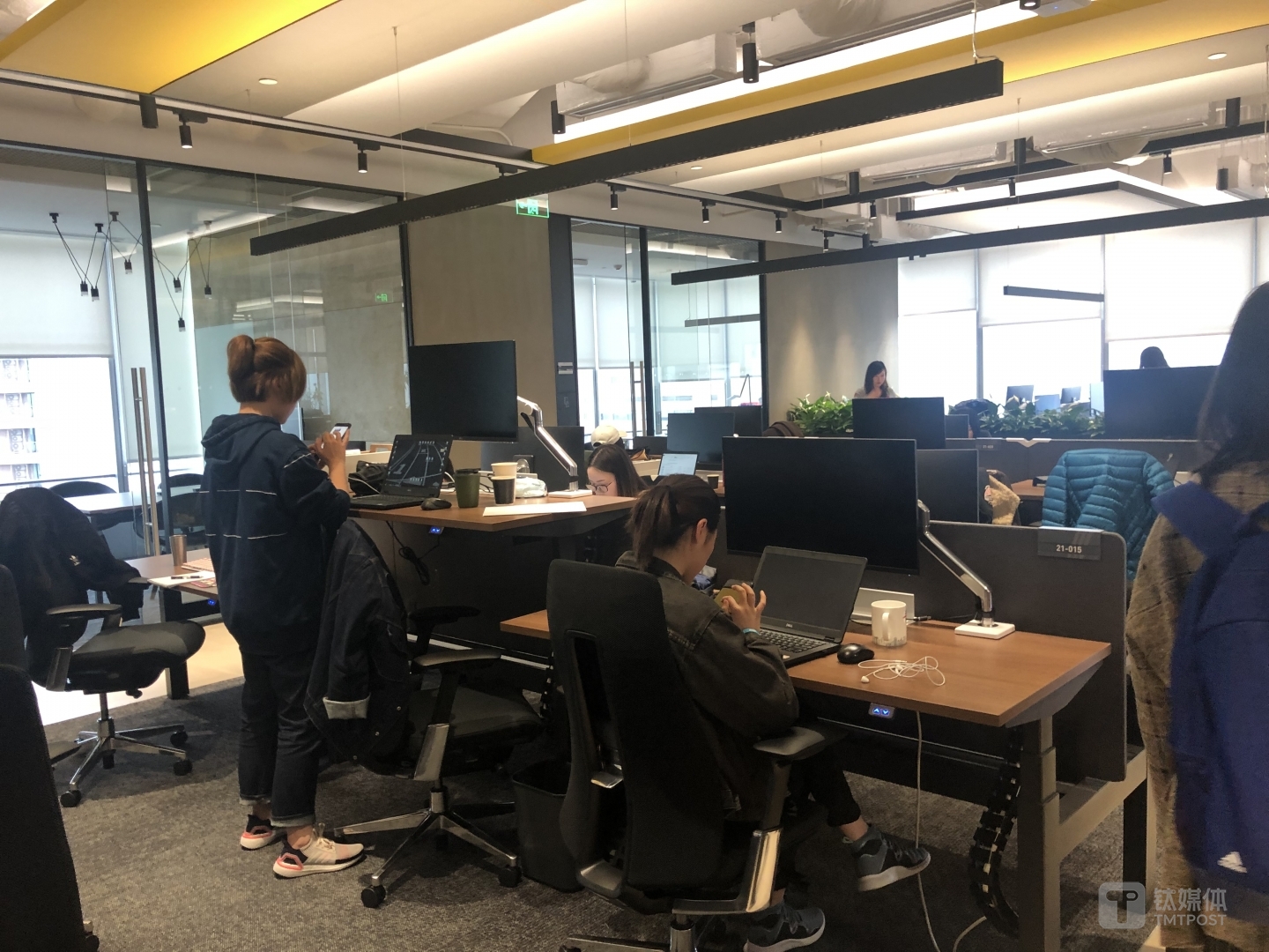 站着办公的员工们