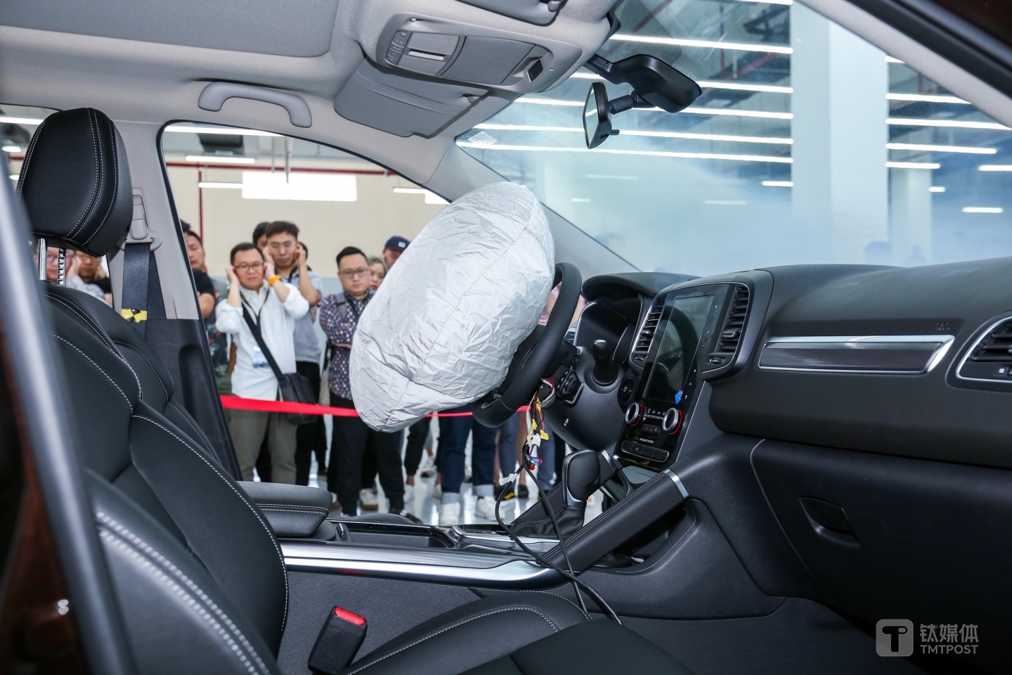 现场演示安全气囊二级引爆试验