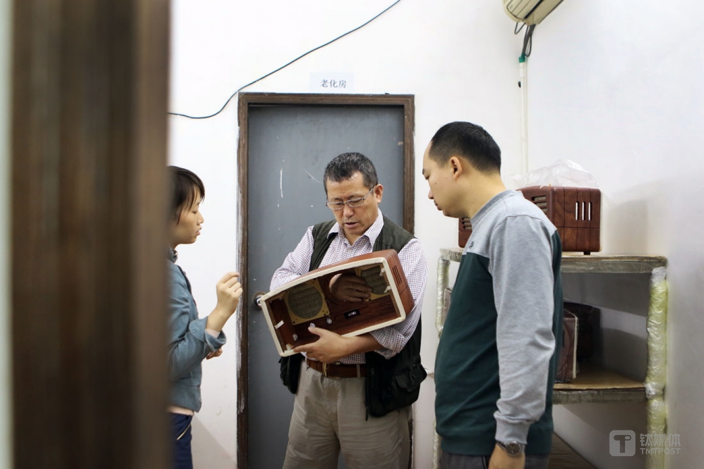 猫王收音机就是由极典生产。曾德钧到工厂的管理时间，一个月加起来不到一天，其他时间到这里，他只谈技术问题，只讨论产品和具体的设计。