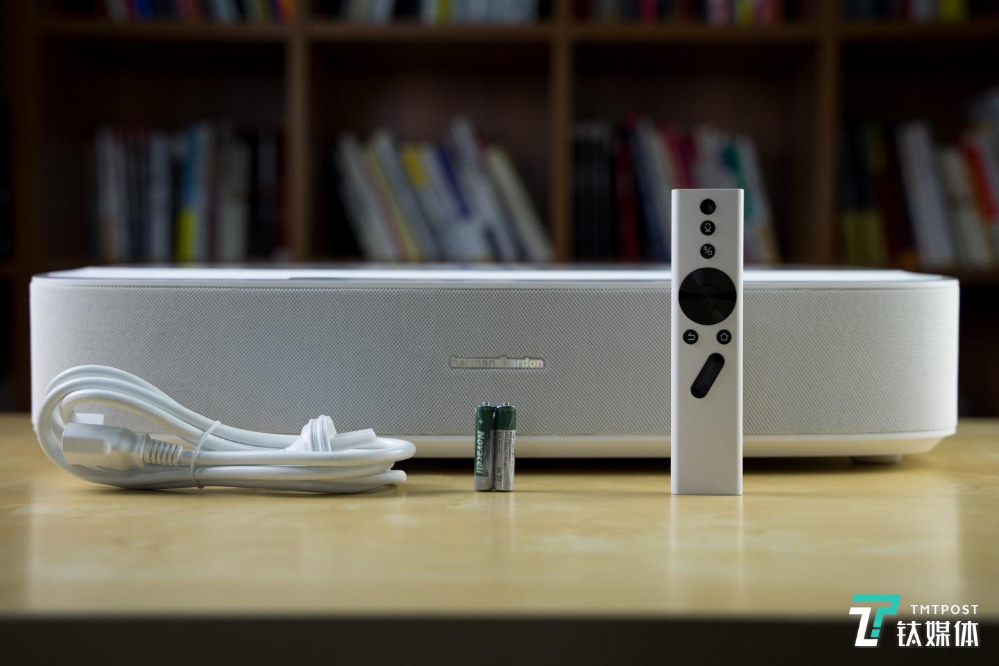 配件包括遥控器、电池和电源线