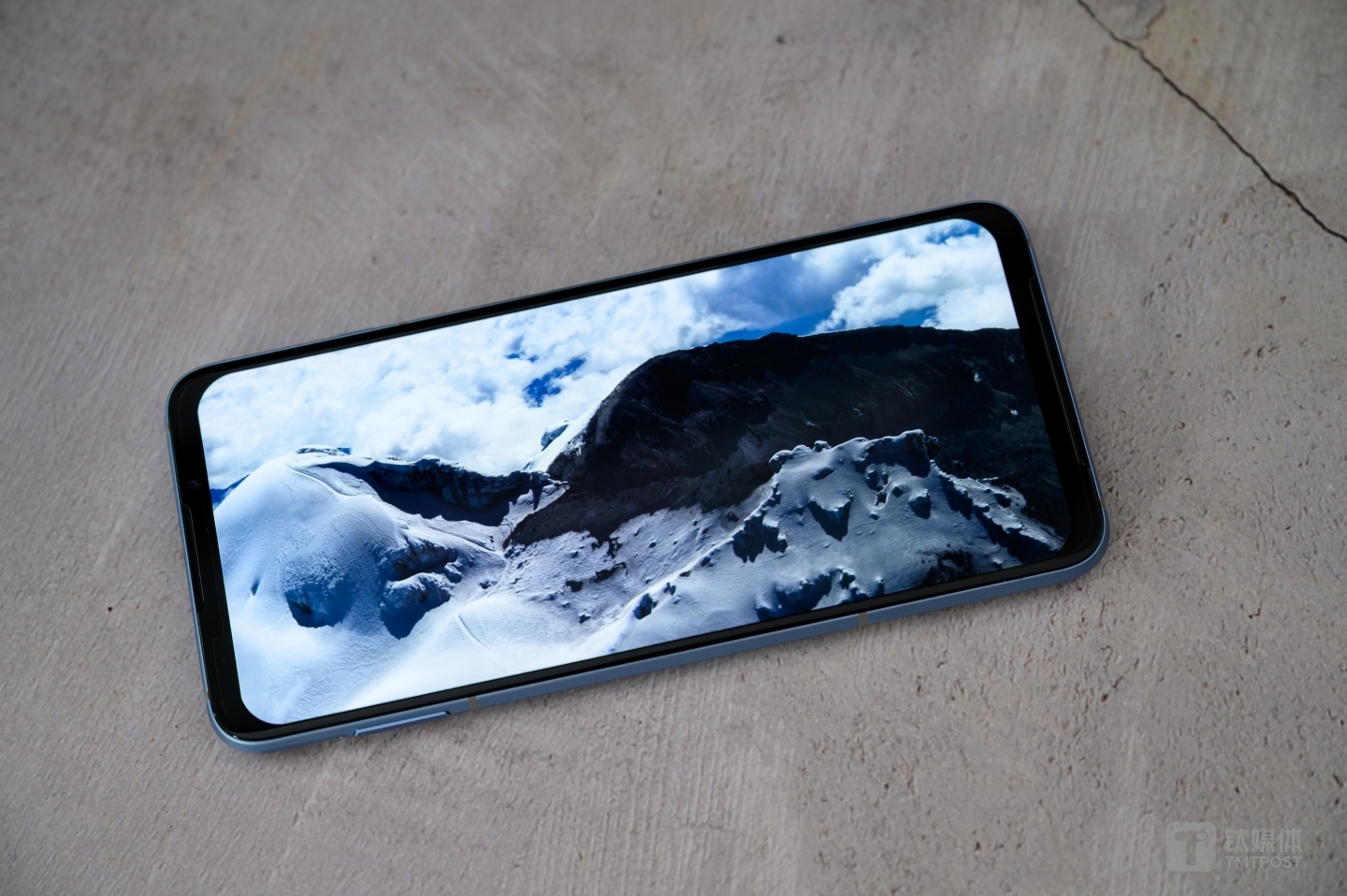 双立体声扬声器与无遮挡设计