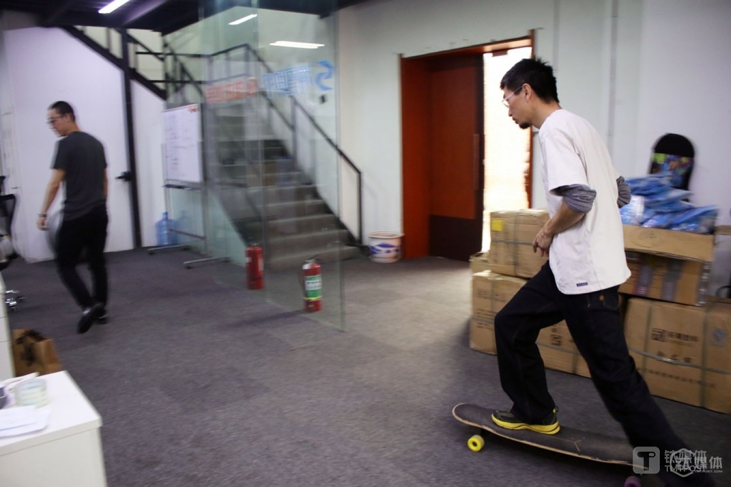 December 9th, 2015. Mr. Ball was playing skateboard in his office. Besides skiing, Mr. Ball loved going kayaking and trail running. Although he had more resources and contacts in other outdoor activities, he chose skiing as the focus of his future career since he was more familiar with skiing. &ldquo;I know skiing better. While many consumers will split the bill or seek for free-of-charge opportunities when it comes to outdoor activities, they are willing to spend money in skiing, so there is huge business potential out there,&rdquo; said he.