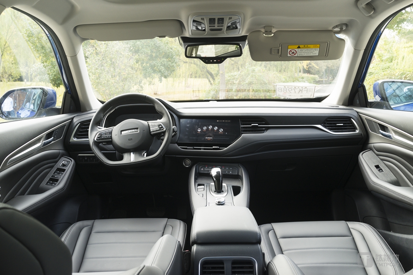 内饰采用了环抱型设计