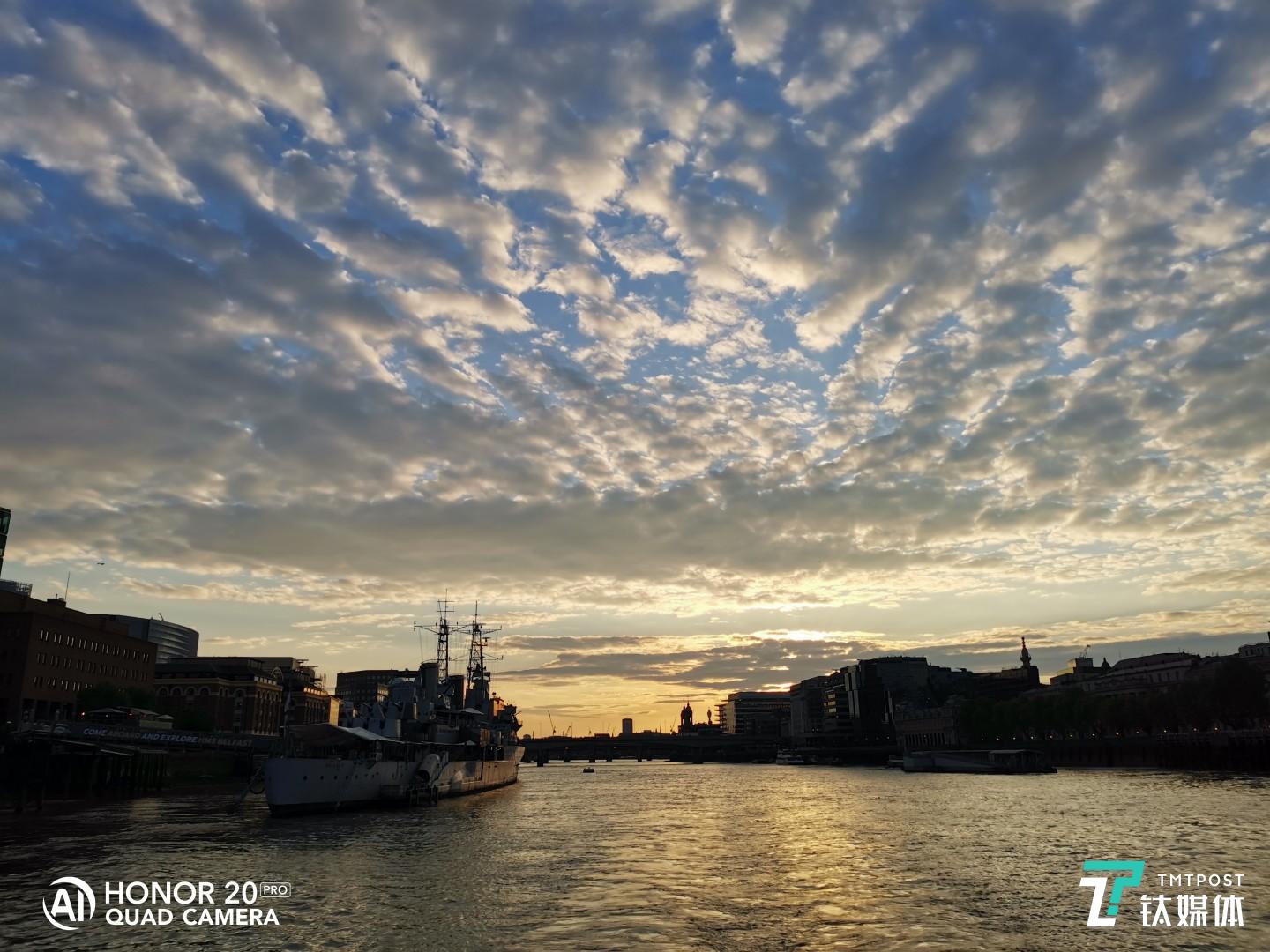 超广角下的逆光晚霞