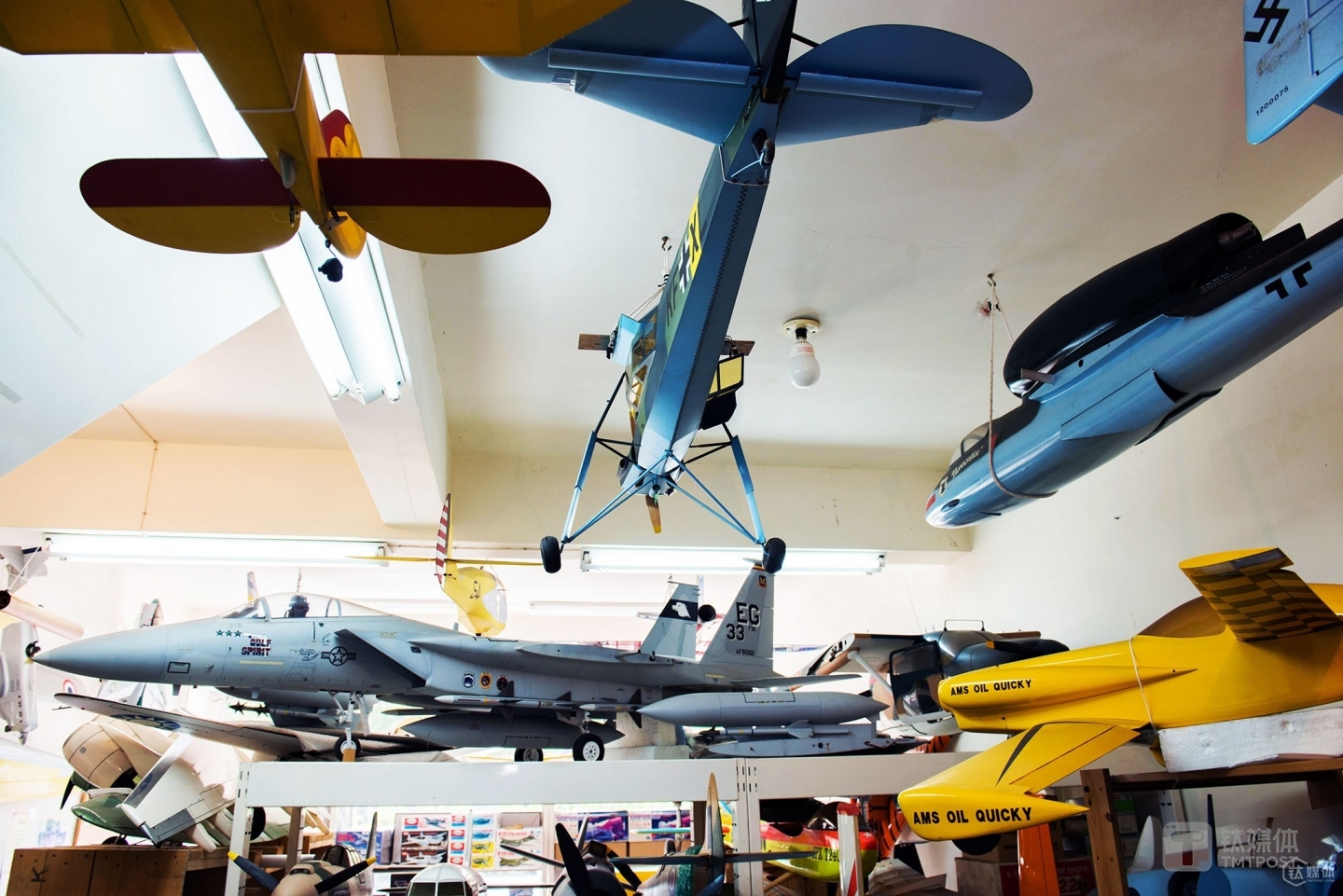 There are many plane models in Zheng’s store in Taiwan, which are made throughout 35 years of his career. On the shelf sat a 6:1 in proportion Mirage jet model. Mirage jets can reach a velocity of 200 km per hour. In his peak time, Zheng even opened a branch next to Taipei’s landmark, Taipei 101. However, due to the mass production of airplane models by OEMs and economy’s influence, Zheng had to close down his stores and even nearly went broke. During that difficult time, Zheng took all his handmade models back to Taoyuan. “It could take my dad one month to six months to finish making a model,” Zheng’s daughter Zheng Ailing said. “He didn’t really care about the cost and he’s never like a real businessman. Sometimes if the customers really like the models and didn