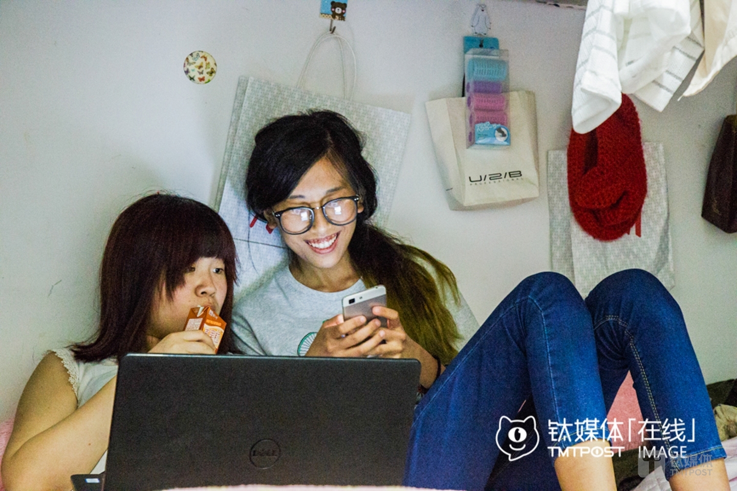 Lusan (the girl on the right) occasionally talked with her roommates about cosplay, but they were not quite interested. She fell in love with cartoons in primary school and entered the cosplay circle in middle high school. Lusan enjoyed living in the ACG world, and her roommates were the only friends of her who live in the real world like any other ordinary people.