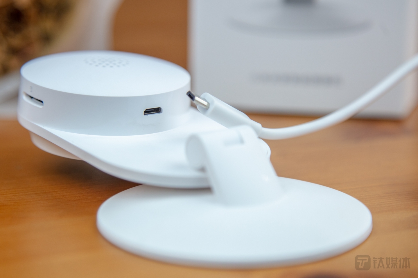 机身背部Micro USB充电接口