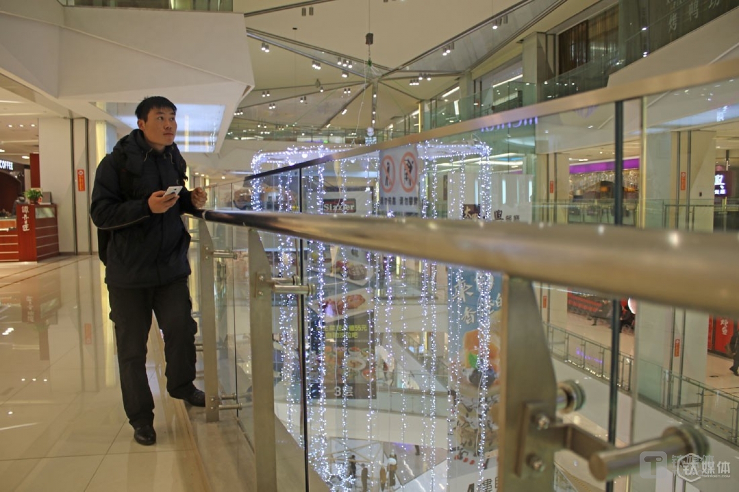 Mr. Yan was waiting for his partners in a large shopping mall around Wanshou Temple area. They just accepted a job of promoting offline a film-related app. Shopping malls and theatres were the best workplace for offline promotion specialists in winter. It was warmer out there, and they could also get free WiFi. However, since they had to pay a certain amount of money to the shopping mall, the average salary would also reduce a lot. They could only earn 1 to 2 RMB per user sometimes.