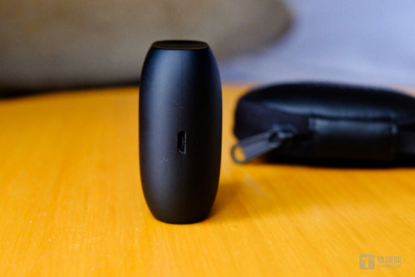 依旧采用的是 Micro-USB 接口，这让人很费解