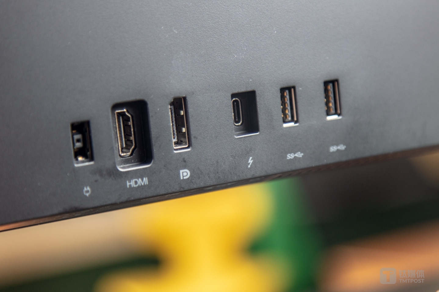 显示器背部接口