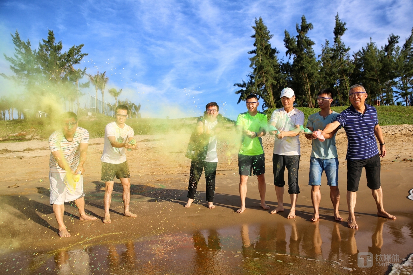 晨间，企业高管们在海边参加&ldquo;彩虹跑&rdquo;活动，工作运动两不误。