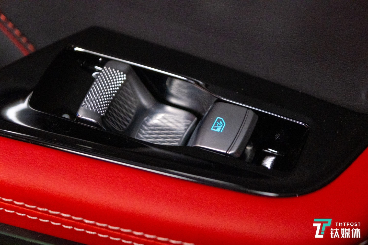 后排的座椅调节按键