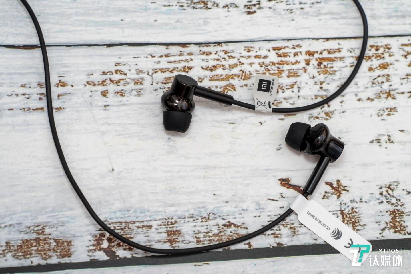 黑色外观，应用了不同材料