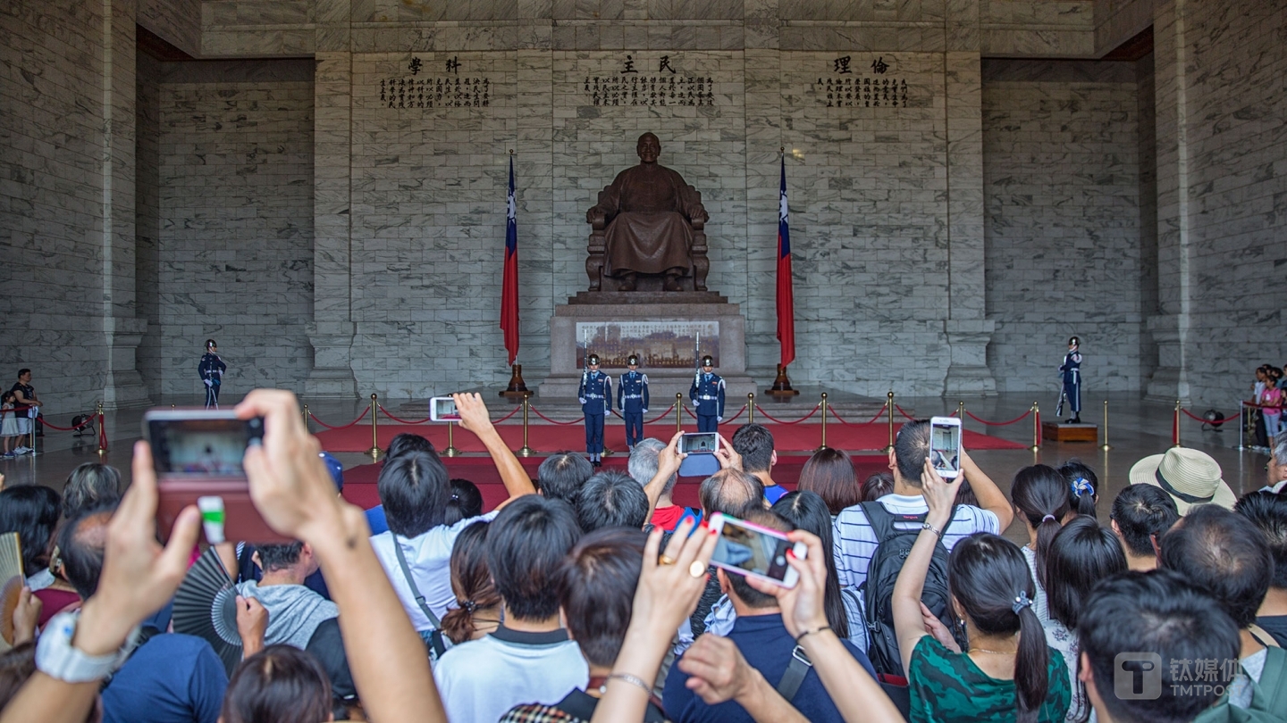 交接。台北中正纪念堂，观看列兵交接换岗仪式的游客。
