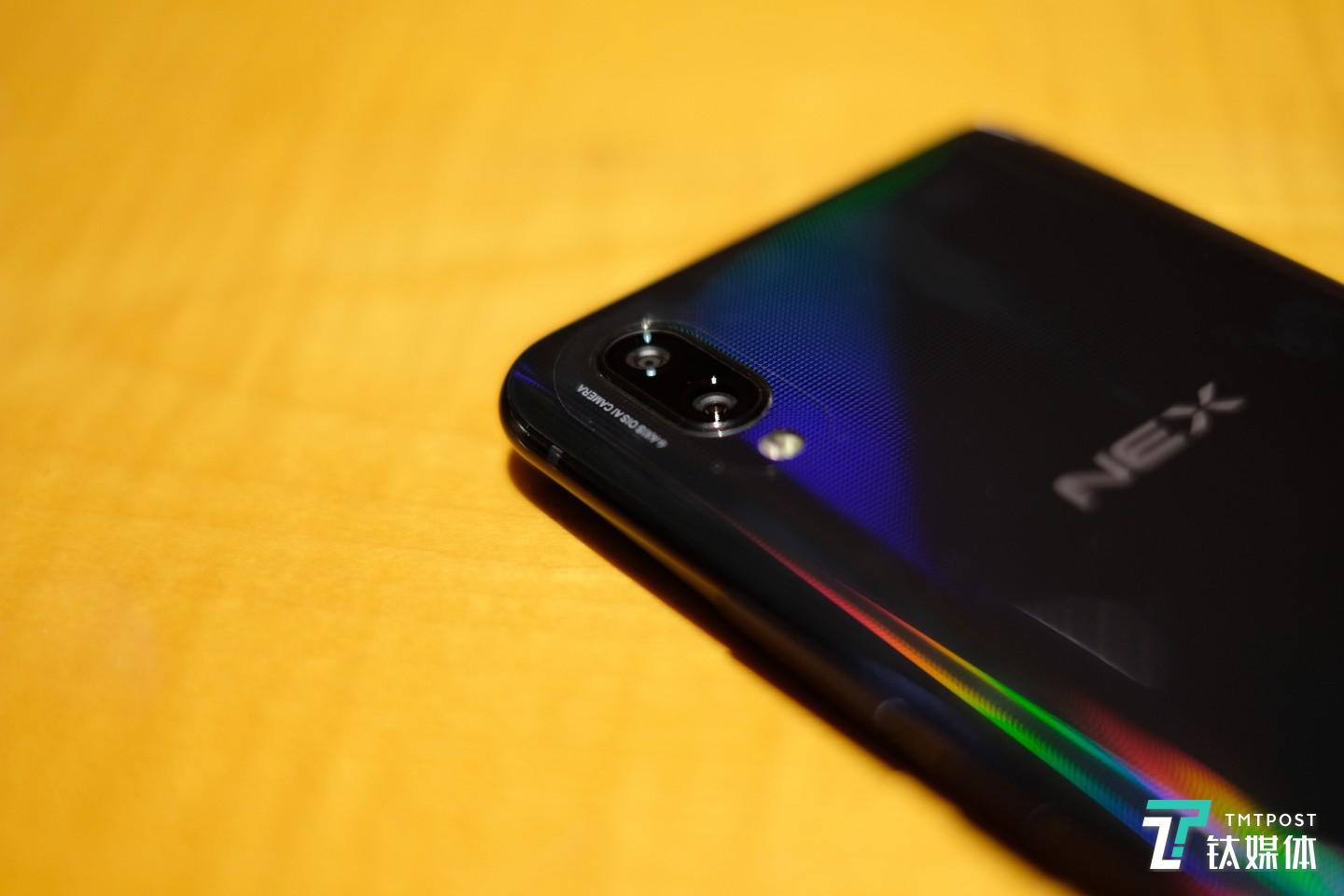 vivo NEX 星钻黑后盖与支持四轴防抖的双摄
