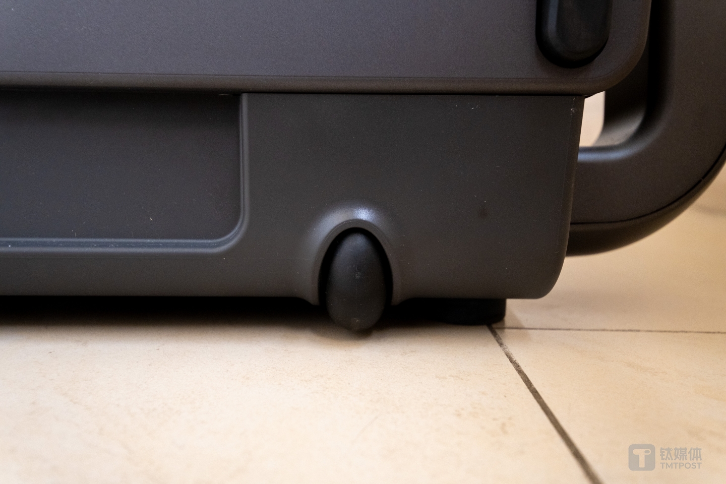 前部设计有轮子