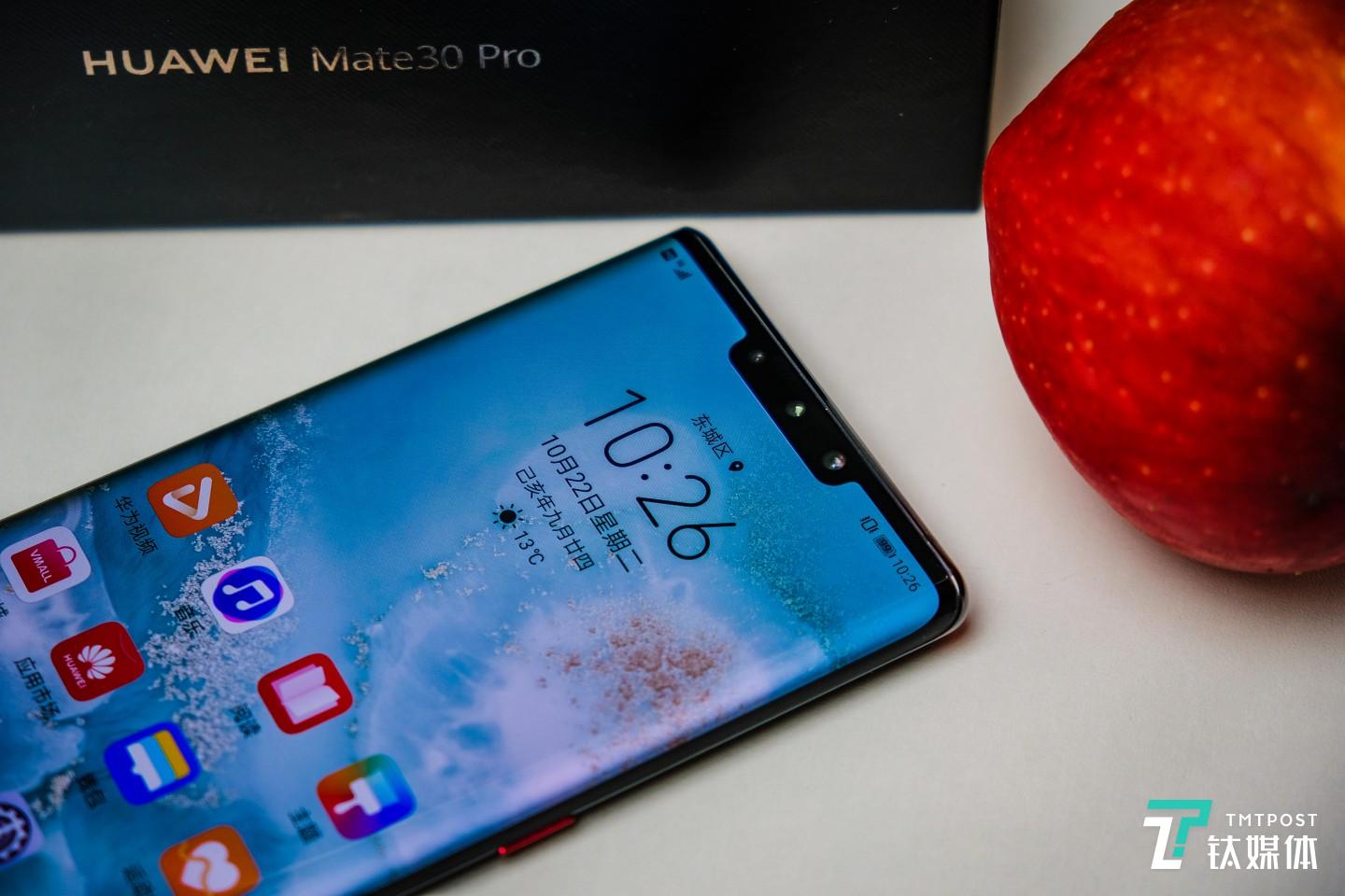 手机顶部传感器特写：支持面部识别