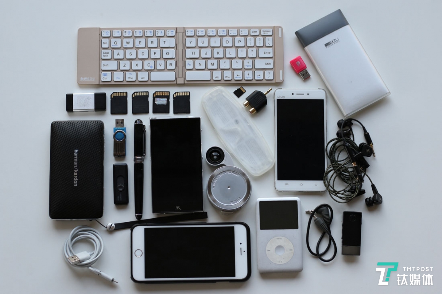 因?yàn)樯钌弦磺袕暮?jiǎn)，他的穿著也很簡(jiǎn)單，最標(biāo)志性的，是一件馬甲，配一條綠色的軍褲。這樣的馬甲他有6件，因?yàn)槌３Ｒ腹ぷ鳎b東西方便。曾德鈞兜里裝的東西，卻不簡(jiǎn)單。