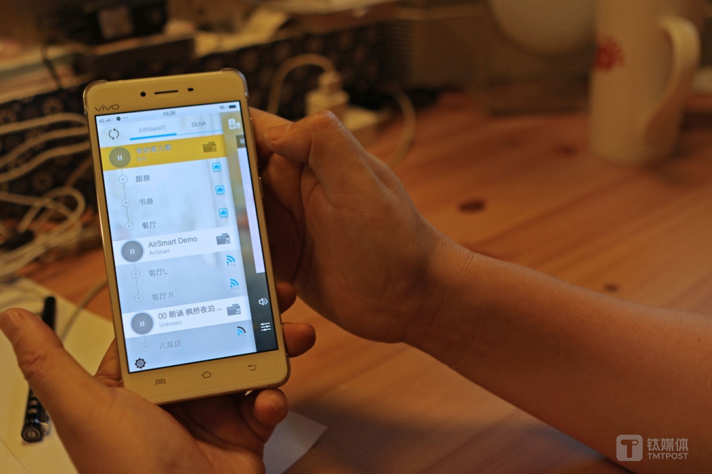 &ldquo;做猫王收音机，其实只是一个小插曲&rdquo;，曾德钧在2006年左右，预见到了未来音响的形态，于是开始研究在线音乐流媒体，目前，他已经拥有相关应用核心架构专利，并且作为标准组组长，承担&ldquo;智能音频国家标准&rdquo;的建立工作，&ldquo;我们如果只能做硬件，价值不大，也不可能拿到2600万，互联网时代，一定要有软件、硬件以及核心思维，还有对系统的理解&rdquo;。通过这个应用，用户可以将家里的音响设备进行编组，通过音响之间的协议，实现一对多的控制，使音乐无缝拼接，&ldquo;我的核心技是做设备之间连接，做人与音乐之间的连接，不仅是音响，还包括家里其他职能设备，这款应用已经开发成功，将在2016年&ldquo;五一&rdquo;前后上线。&rdquo;