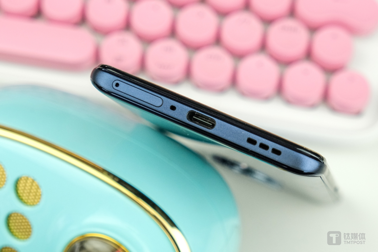 底部Type-C充电接口