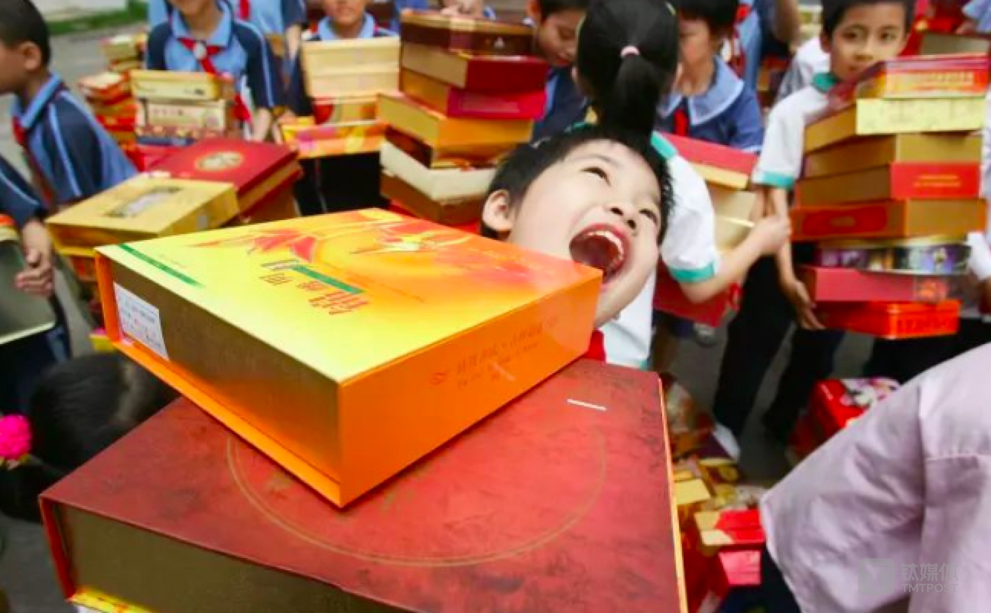 小朋友尤其要少吃月饼这种高油高糖高热量食物 / 视觉中国