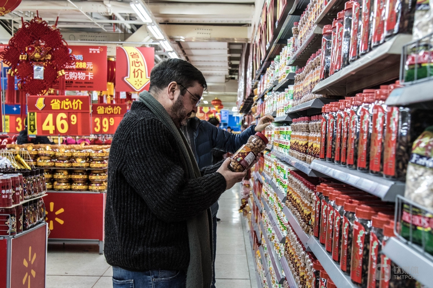 托马斯和同事在一家超市的进口食品区随机采购检测样品。因为来自各方面的压力，目前优恪只做在中国销售的国际品牌检测，检测主要依据欧美、世卫相关标准进行，每次的检测周期为3个月。