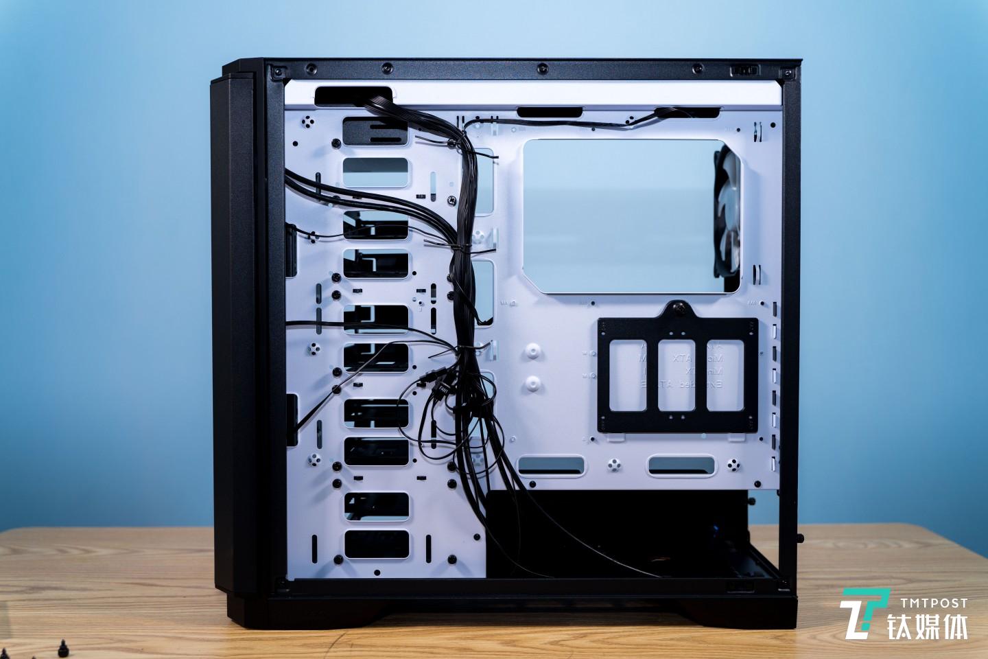 在另一侧还有两个2.5寸SSD硬盘位