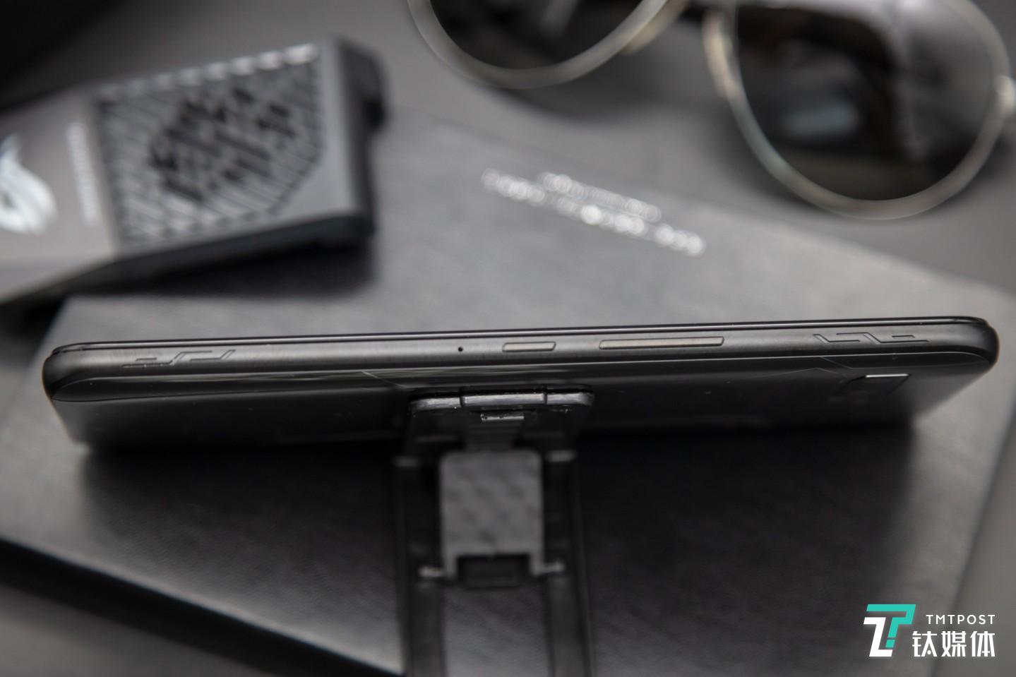 两枚超声波Air Triggers触控传感器