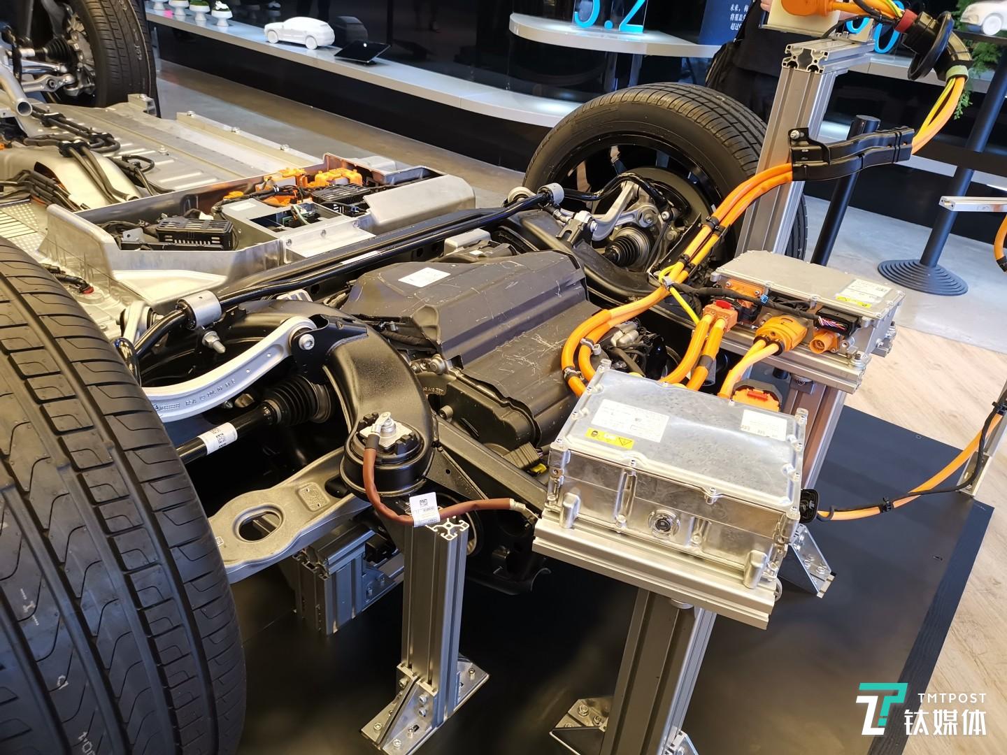 后悬架采用多连杆