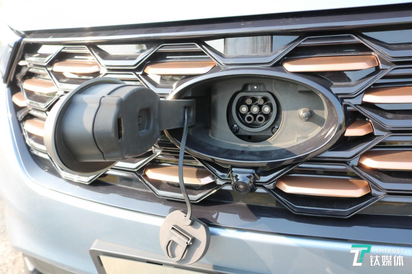 充电口位于福特LOGO内侧