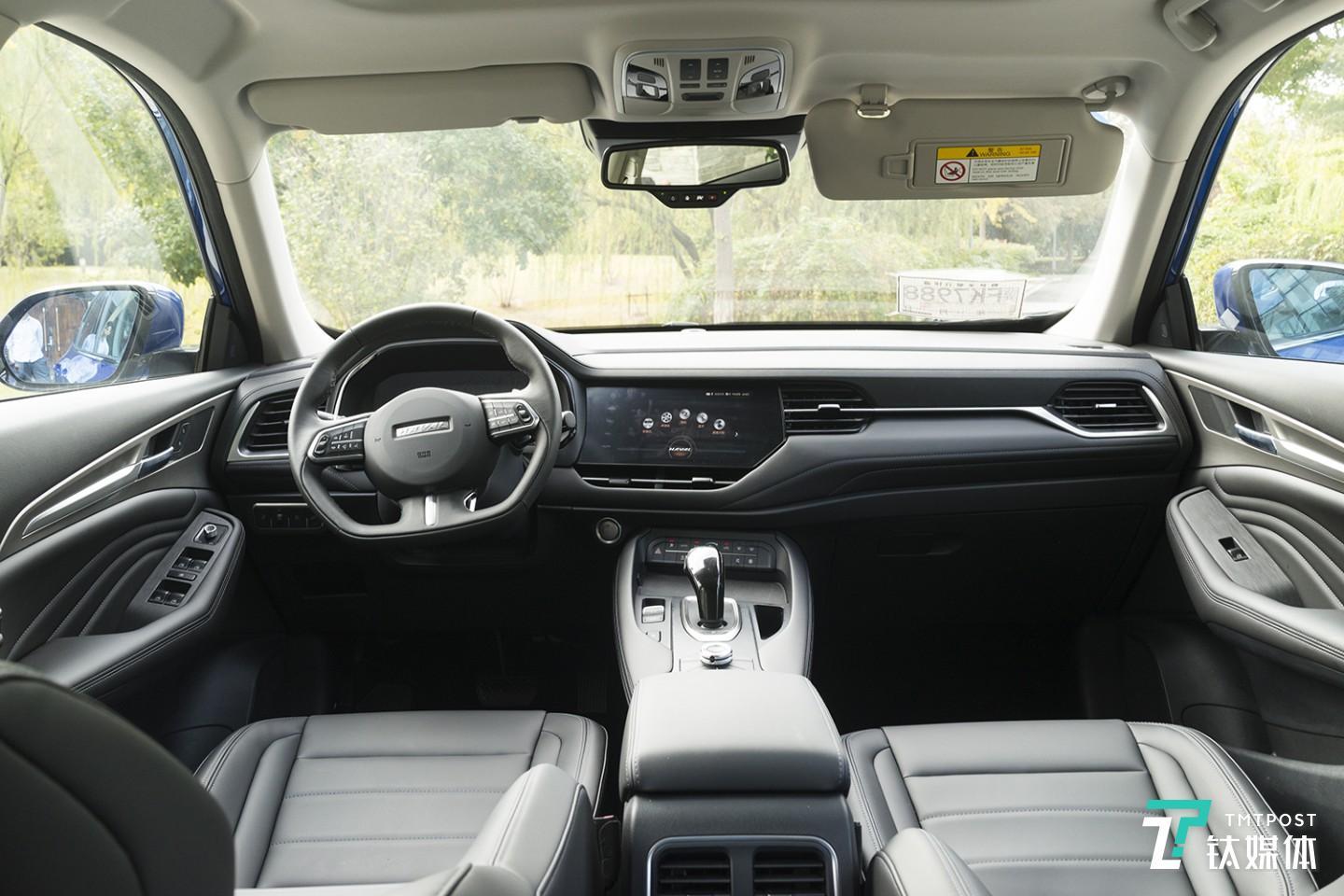 內(nèi)飾采用了環(huán)抱型設(shè)計(jì)