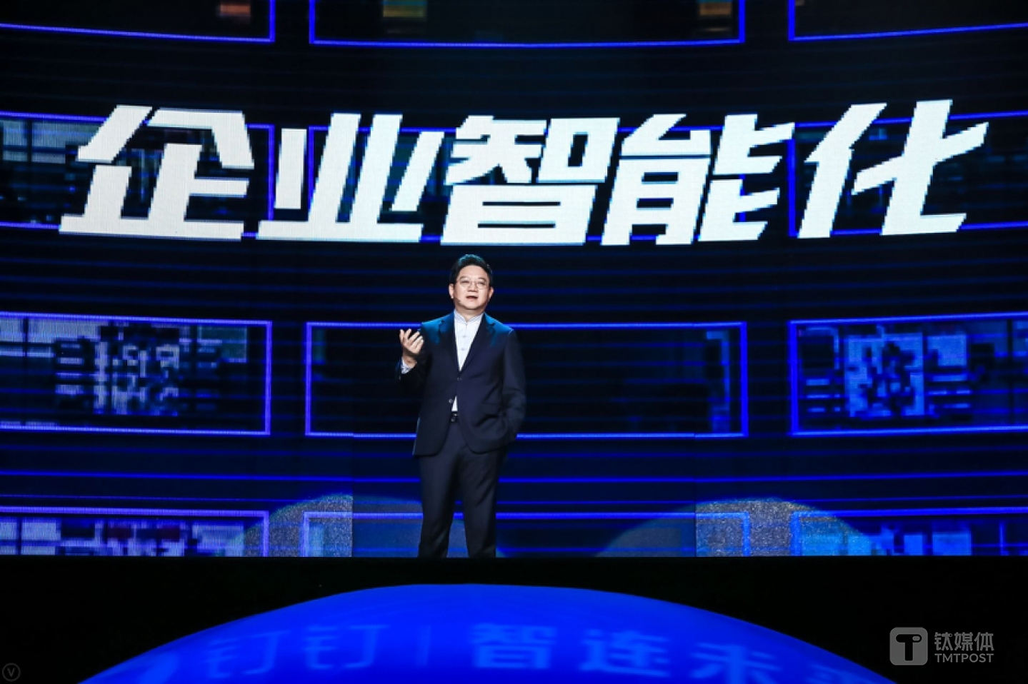 曾鸣表示，企业智能化的目标是让机器更好地为人服务。