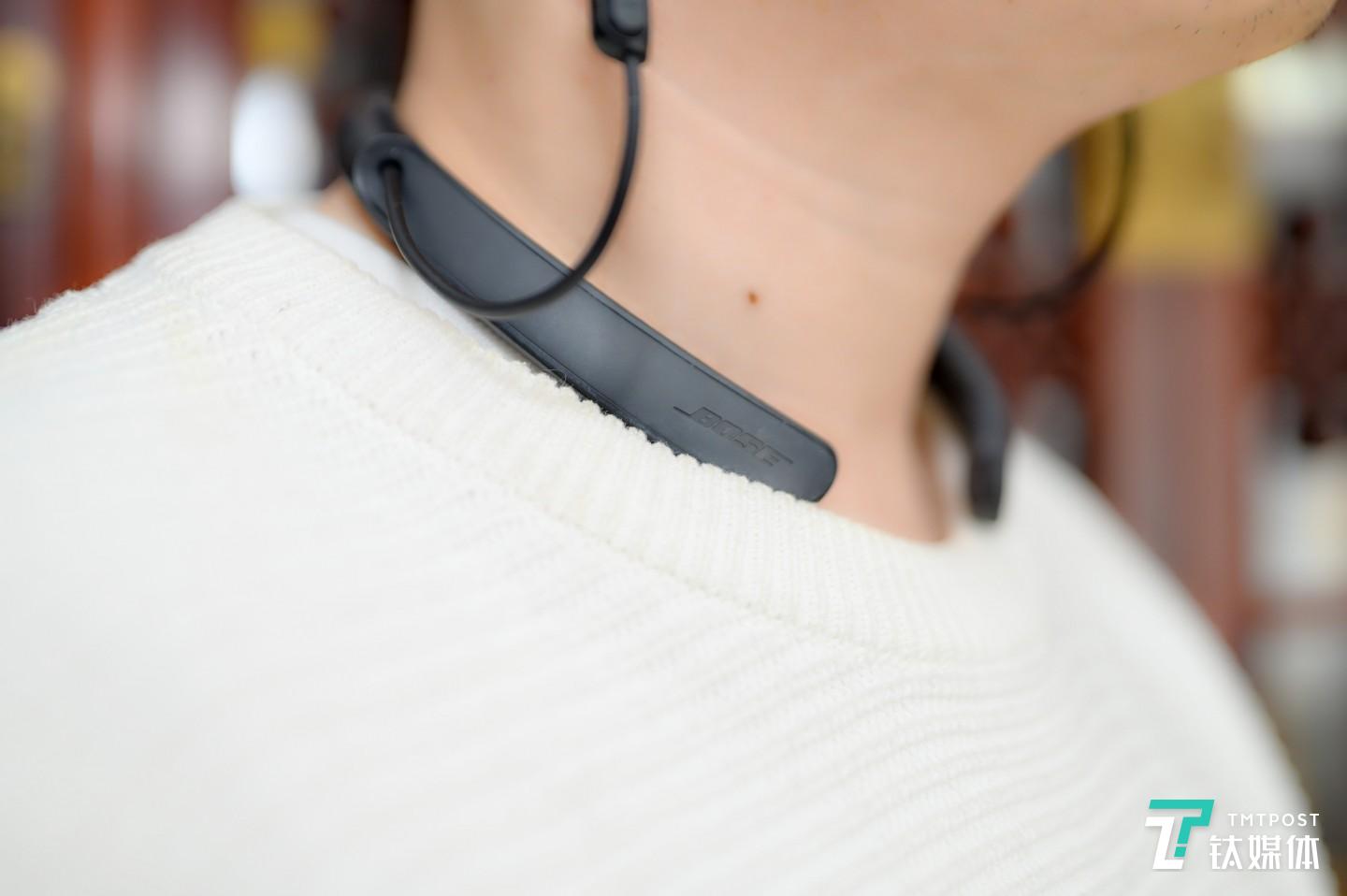 Bose在项圈部分设计与索尼明显不同