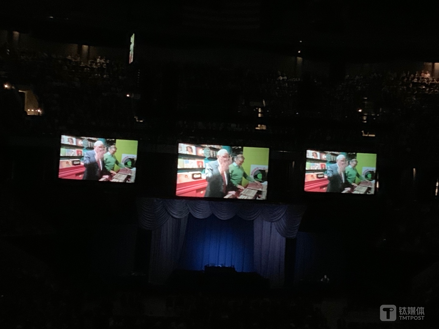 巴菲特向盖茨赠送唱片的暖场视频画面