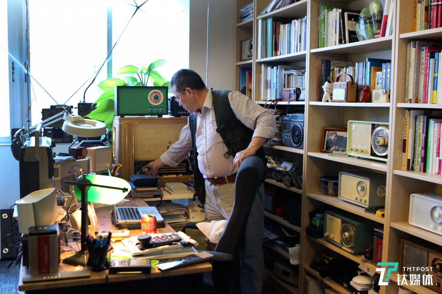 深圳市南山區(qū)科技園，云動(dòng)創(chuàng)想辦公室，曾德鈞打開(kāi)自己做的貓王Bigger收音機(jī)，書(shū)架上和桌子上的音頻設(shè)備，幾乎都是曾德鈞親手做的。不論到辦公室還是回家，他第一件事一定是打開(kāi)音樂(lè)，出差時(shí)他背包里還會(huì)帶著便攜音箱，對(duì)他來(lái)講，音樂(lè)是必不可少的，&ldquo;音樂(lè)可以?xún)艋撵`，讓人忘記煩惱，集中精力凝聚智慧去創(chuàng)造&rdquo;。