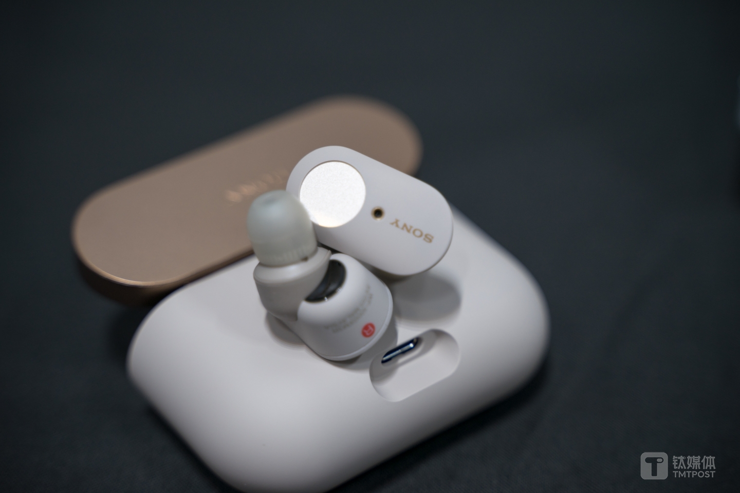 两个耳机均有触控面板