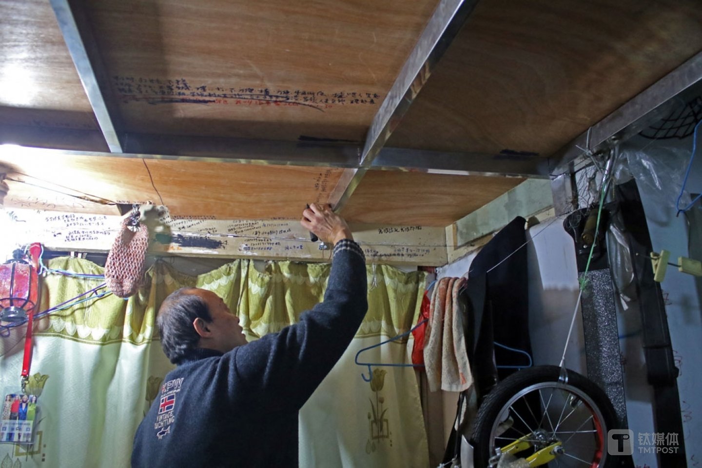 母亲住处的天花板隔断上,曲建防写了很多东西,有自己灵光一现的灵感,还有日常的重要记事,他习惯于这样的方式来记录自己的想法。