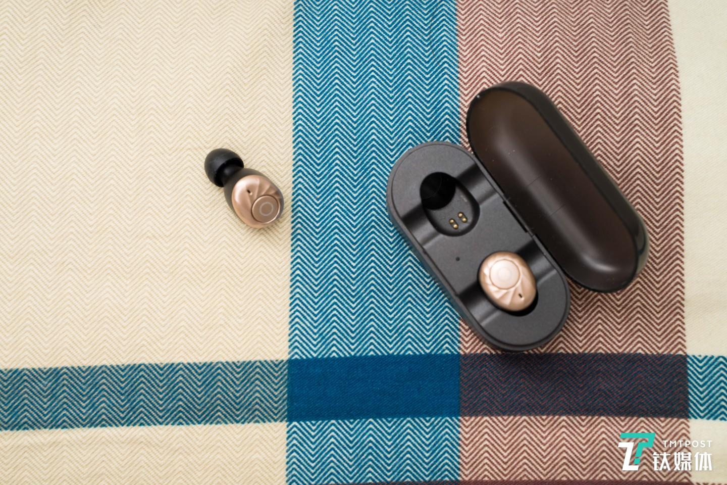 无线耳机更容易掉落在床上，所以睡觉醒来寻找它们也是一件麻烦事