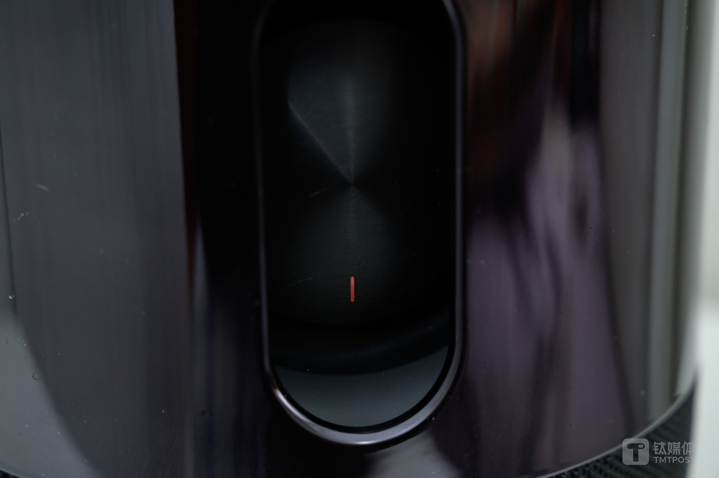 侧边可以看到发声单元