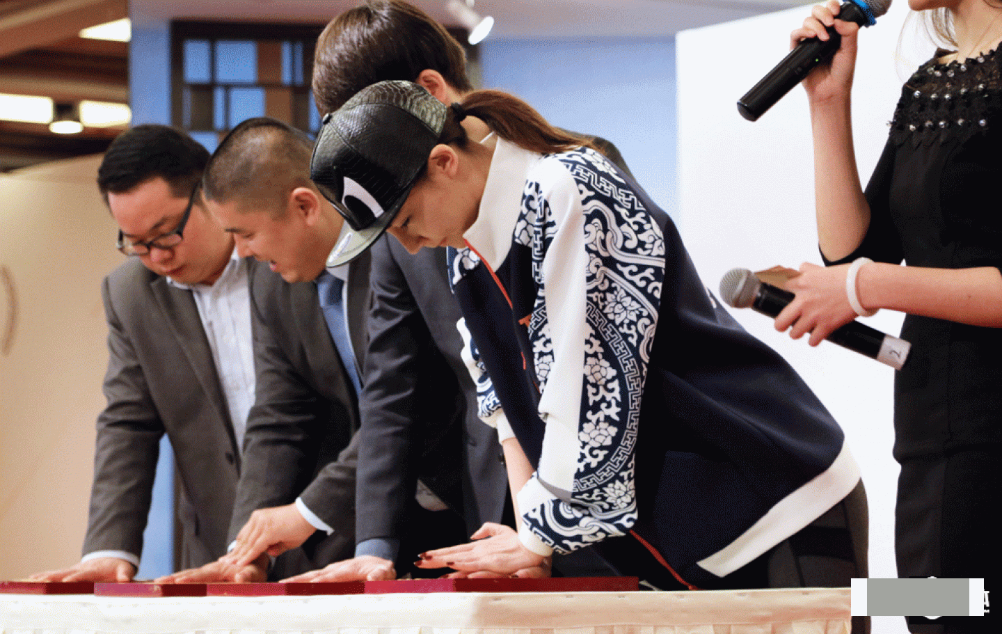 Partners of the foundation left their handprints together. As a young girl who had just started her entrepreneurial journey, Xu had already encountered a few scandals. But Xu said she didn&rsquo;t feel that much pressure on her as people might expect.