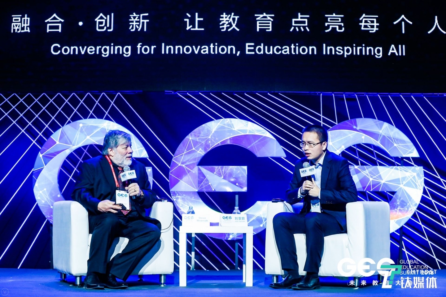 好未来教育集团联合创始人兼COO刘亚超（右）与苹果公司联合创始人Steve Wozniak（左）展开主题对话