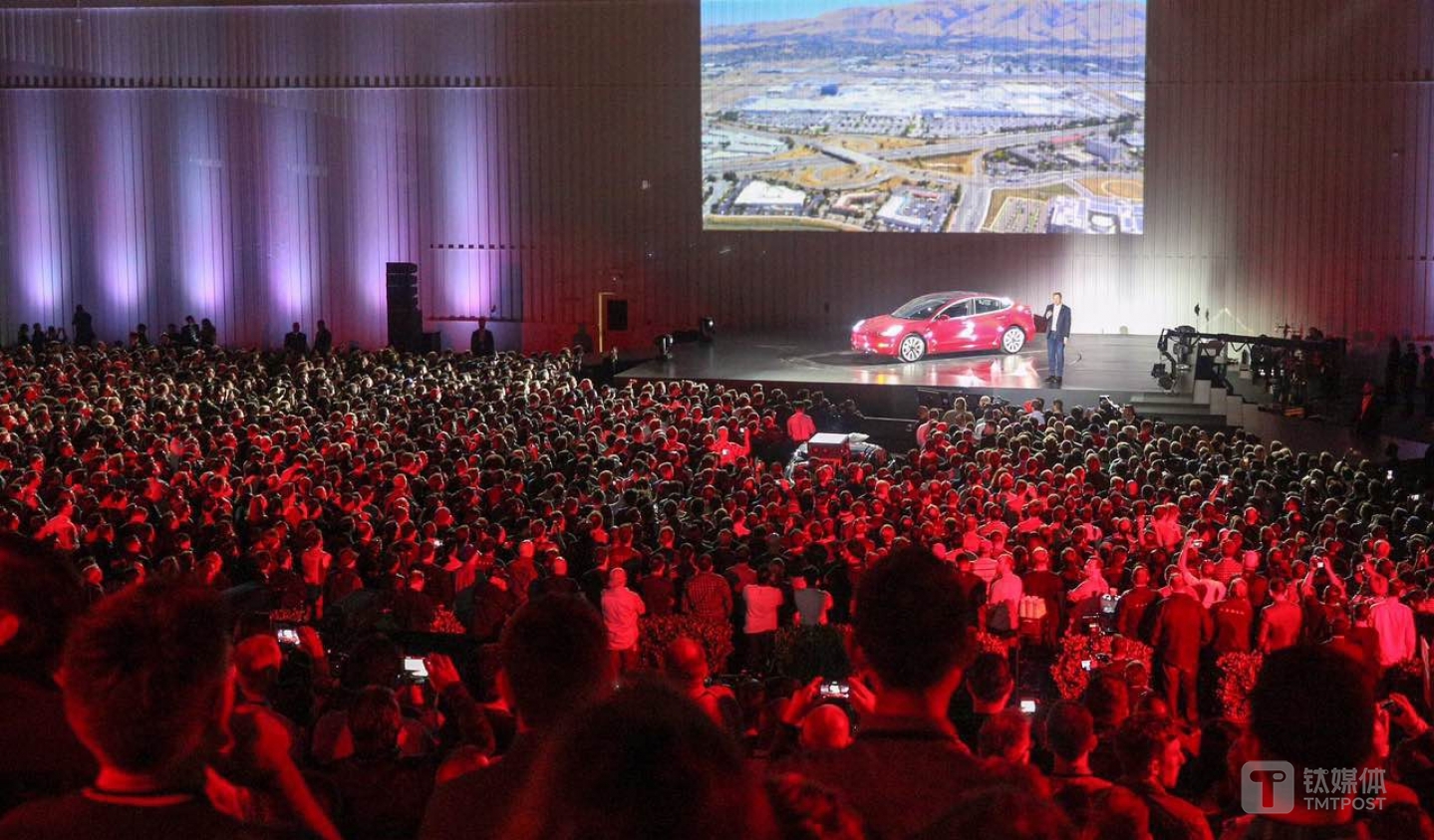 特斯拉在加州弗里蒙特市的工厂举行Model 3交付仪式