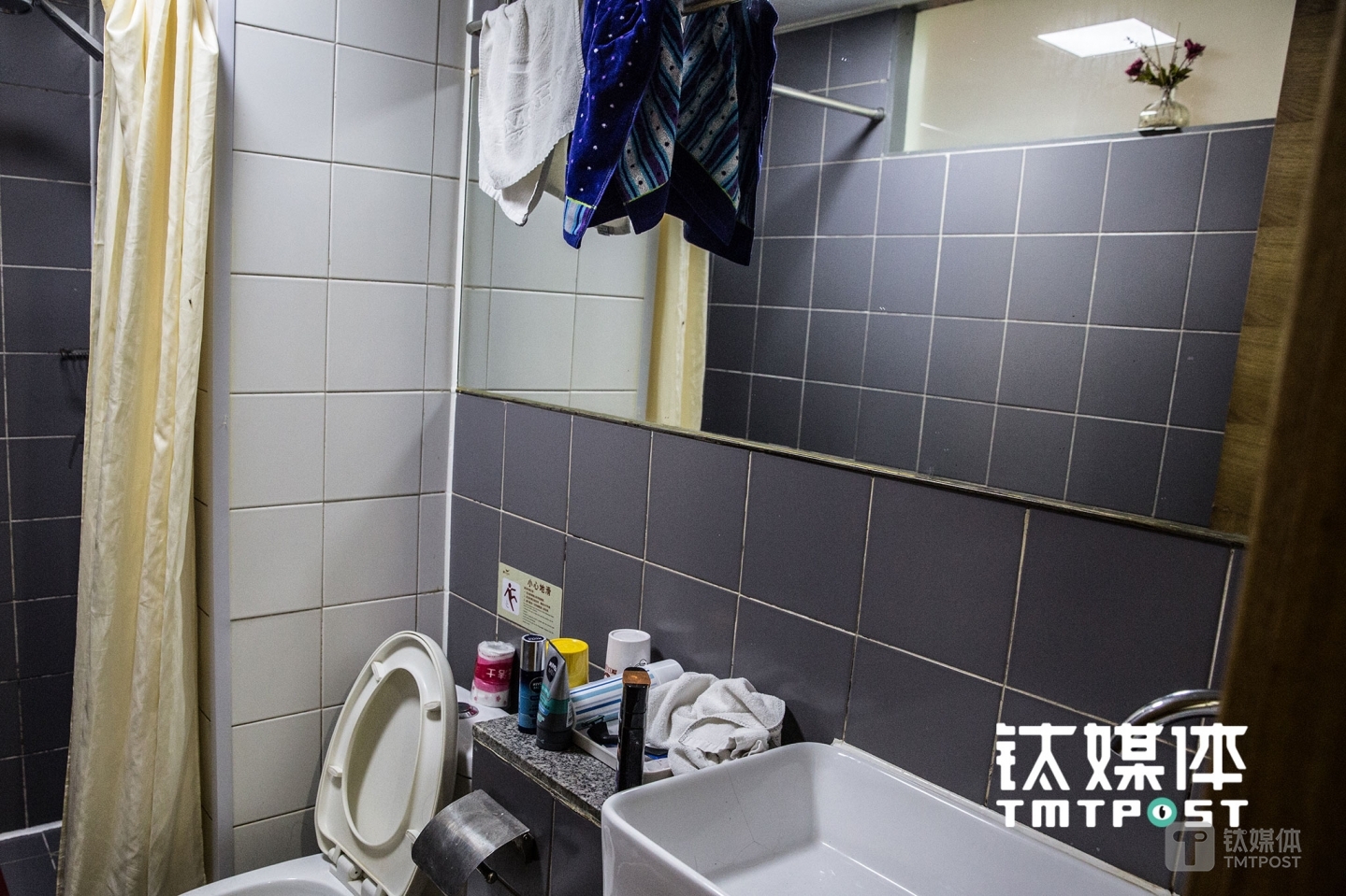 For some people, Piao Home Inn is just a temporary office place. Some people would even live here for convenience sake. “Preparation time for internet big films is generally short. Soon, we will find our actors and actresses and start shooting the film,” a deputy director and actor told TMTpost.