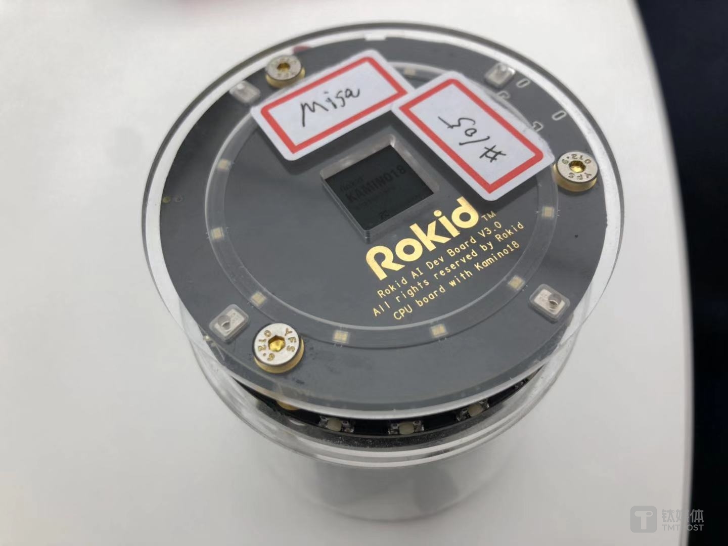 周军向钛媒体展示的搭载开发板。