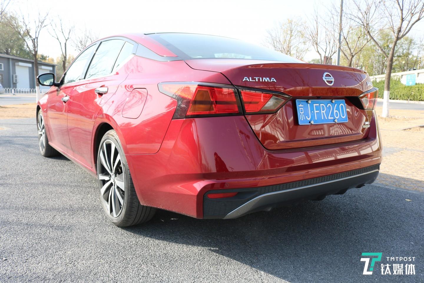 后保险杠内布置毫米波雷达