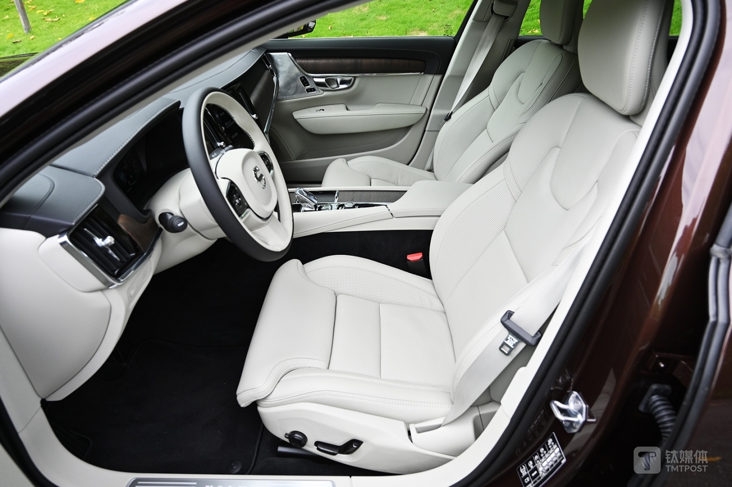 有45种按摩组合的人体工学座椅