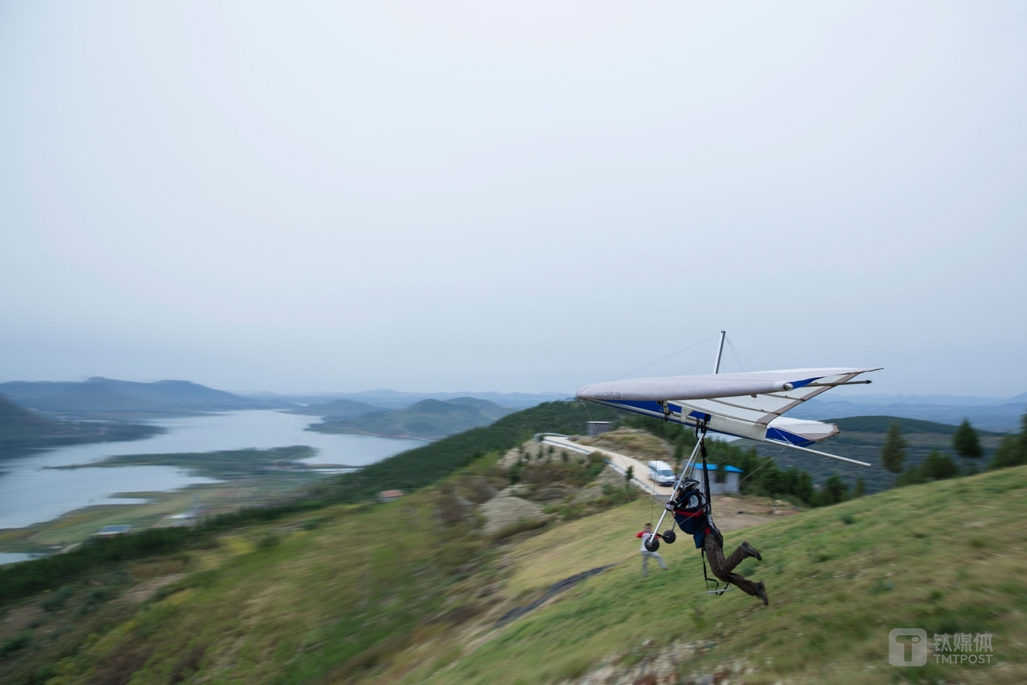 鸟人。山东费县，无动力三角翼飞行员从山顶助跑起飞。