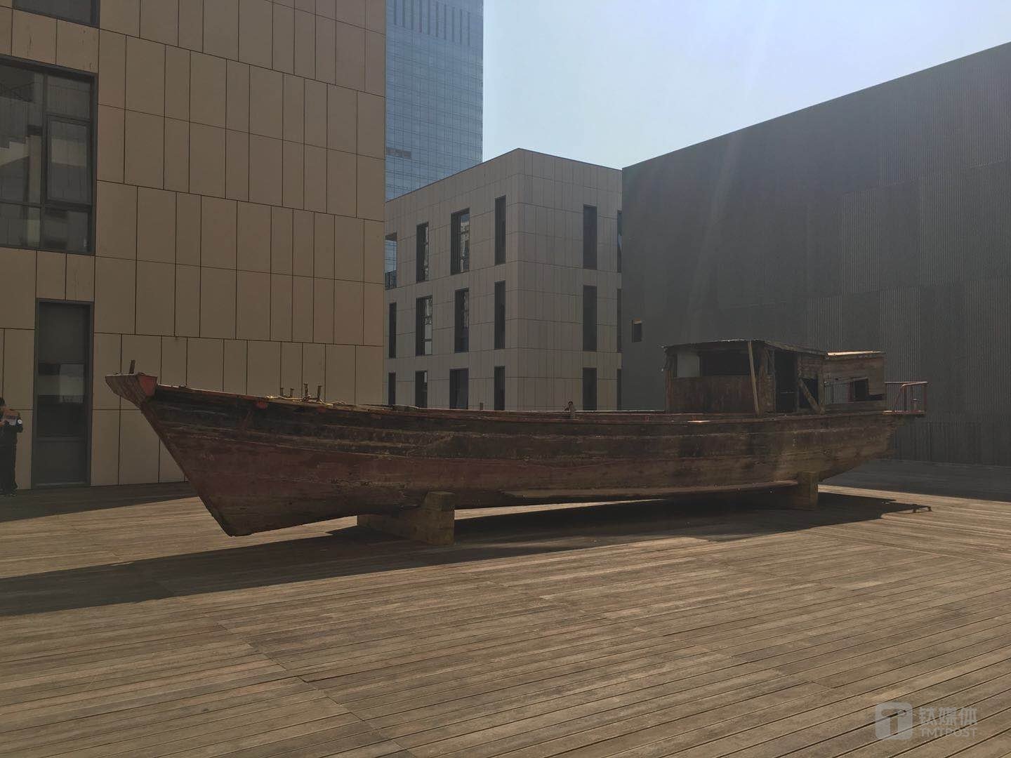 在酒店四楼的露台,设计师用加工后的旧木制成地板,铺设在露台地面。