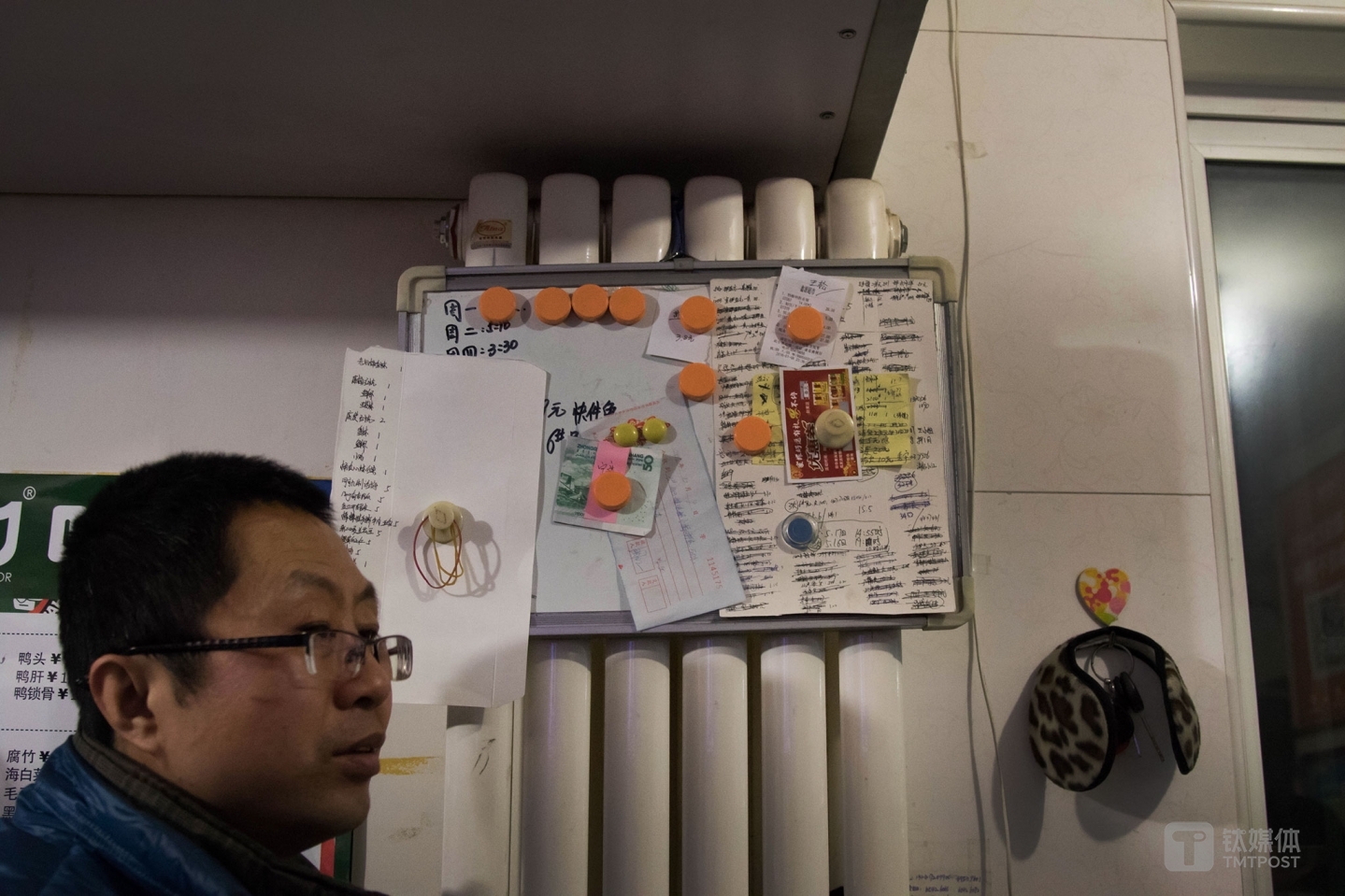 店里旁边挂着一些来往账目和提示，账目并不复杂，数字也不大，这是一个便利店特有的标志。这家店每天要忙碌到晚上12点甚至凌晨1点，营业时间超过14个小时，虽然它的商品利润并没有那么高，家庭式的场地和经营方式也无法带来更大的拓展空间，但它的经营者，依然在努力地精打细算，它&ldquo;灵活、即时、距离用户最近&rdquo;的天然优势，也在一次次录入、送达中，被不断放大。